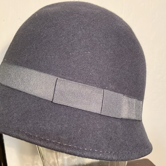 Classic hat
Does not lose its shape 
100% wool - Picture 2 of 7